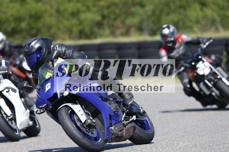 /Archiv-2025/48 25.08.2025 Cornu Master School ADR/blau-bleu/0-1